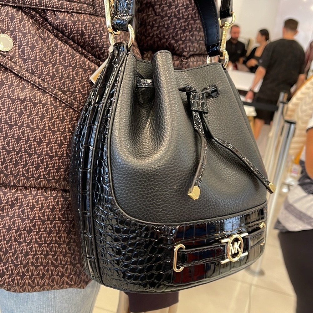 MICHAEL KORS 
Reed Medium Pebbled Leather Belted Bucket Messenger Satchel Crossb - Picture 13 of 16